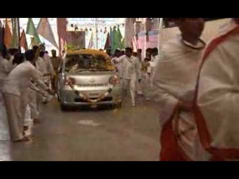 4-SATHYA-SAI-BABA-RETURNS-TO-PRASANTHI.flv