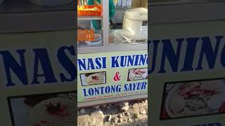 Nasi kuning Lontong sayur