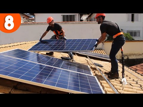 Vídeo: Como os painéis solares são montados no telhado?