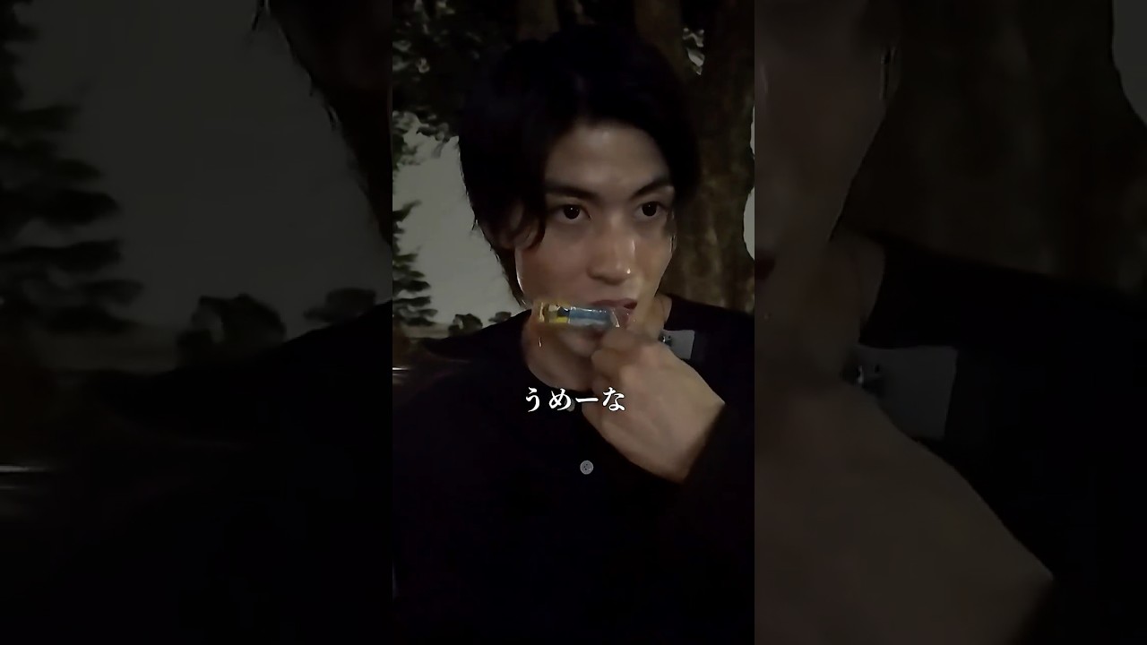 深夜の公園で濡れながらおやつ食べる