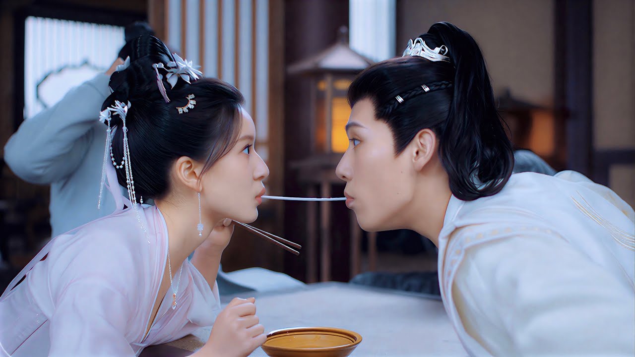 ملك جميل بيسب كل البنات الي بتحبه وبيقع في حب جنيه خادمه في الجبل ملخص مسلسل كامل