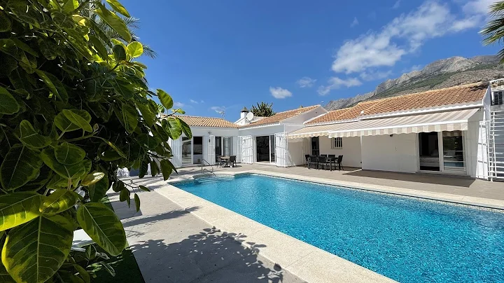 Villa 4-bedroom with garden and pool for sale in a privileged area of Altea, surrounded by nature