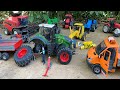 trator agrícola de brinquedo na fazenda de animais, toy agricultural tractor in animal farm