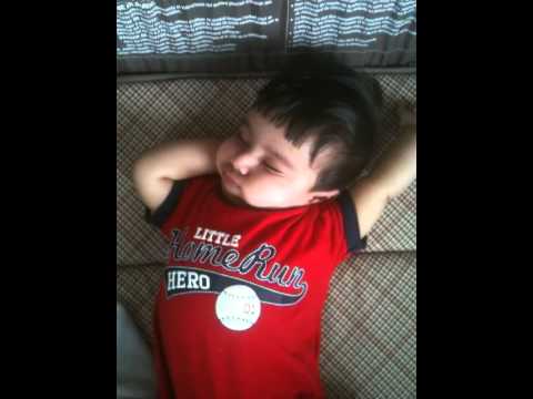 Amazing cute baby getting himself to sleep by hypnosis
