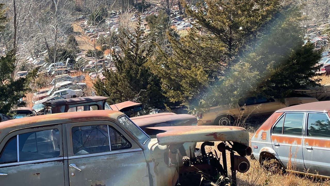 Большая площадка по утилизации классических автомобилей