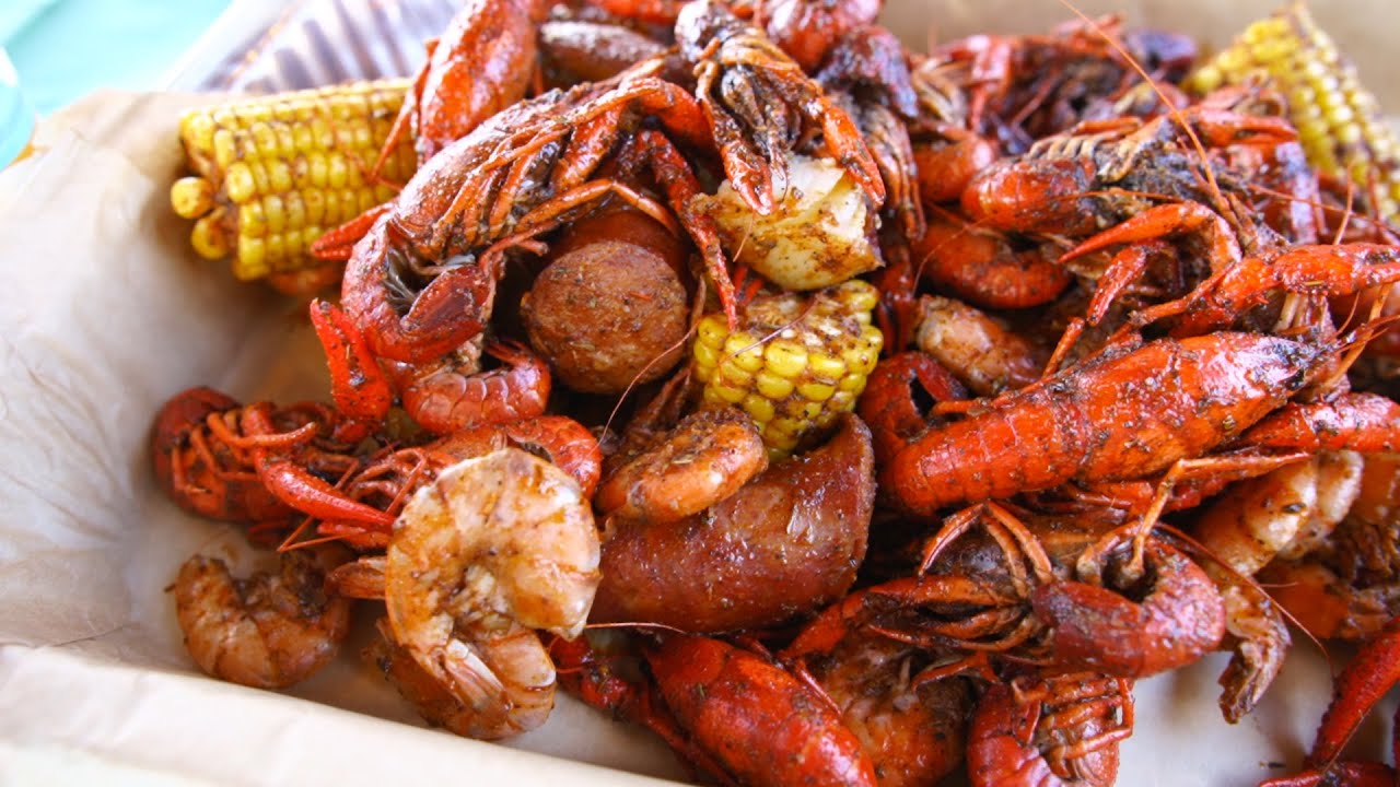 We Went To A Crawfish Bayou Boil At Universal Studios Orlando For Mardi
