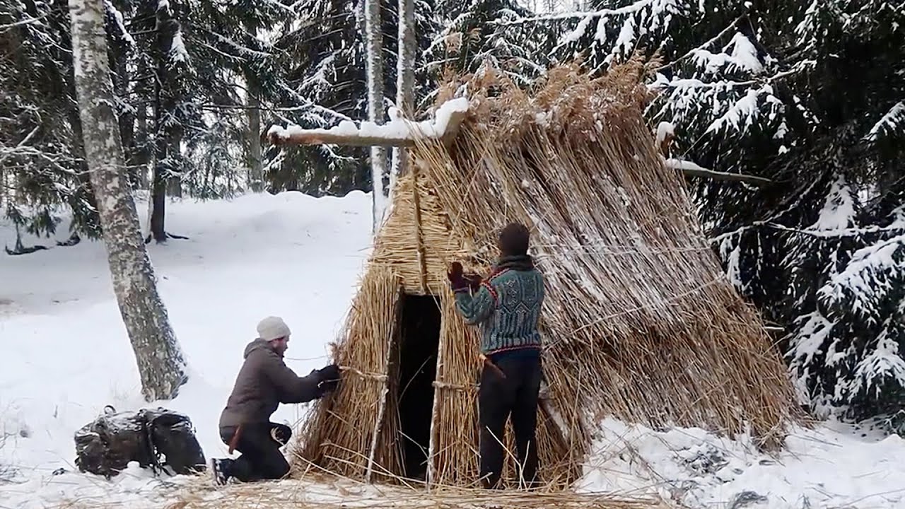 7 Day Building a Primitive Grass Hut Shelter in the Snow  Winter Bushcraft Survival