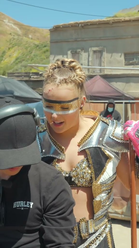 ✰new year, new music video✰ CHOOSE UR FIGHTER (Official Video) out now.  →  This music video was BY