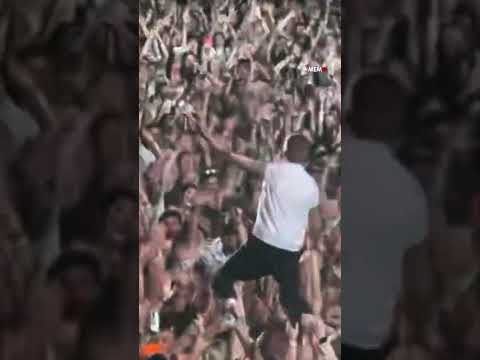 Rapper Macklemore estende lenço palestino durante espetáculo