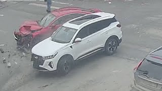 Авария в метре оставила пешеходку равнодушной. Real Video