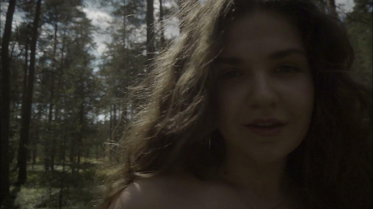 Здоровый сон. Кровать в поле. Родимая сон. Эффект сна. Девочка спит.