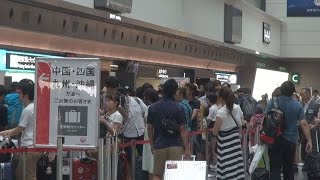 帰省ラッシュ始まる 台風で４５０便欠航