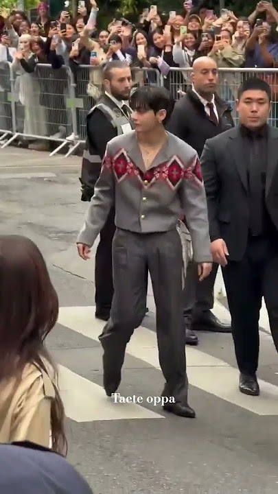 Taehyung greeting his fans 💜 #v #bts #Taehyung #celine