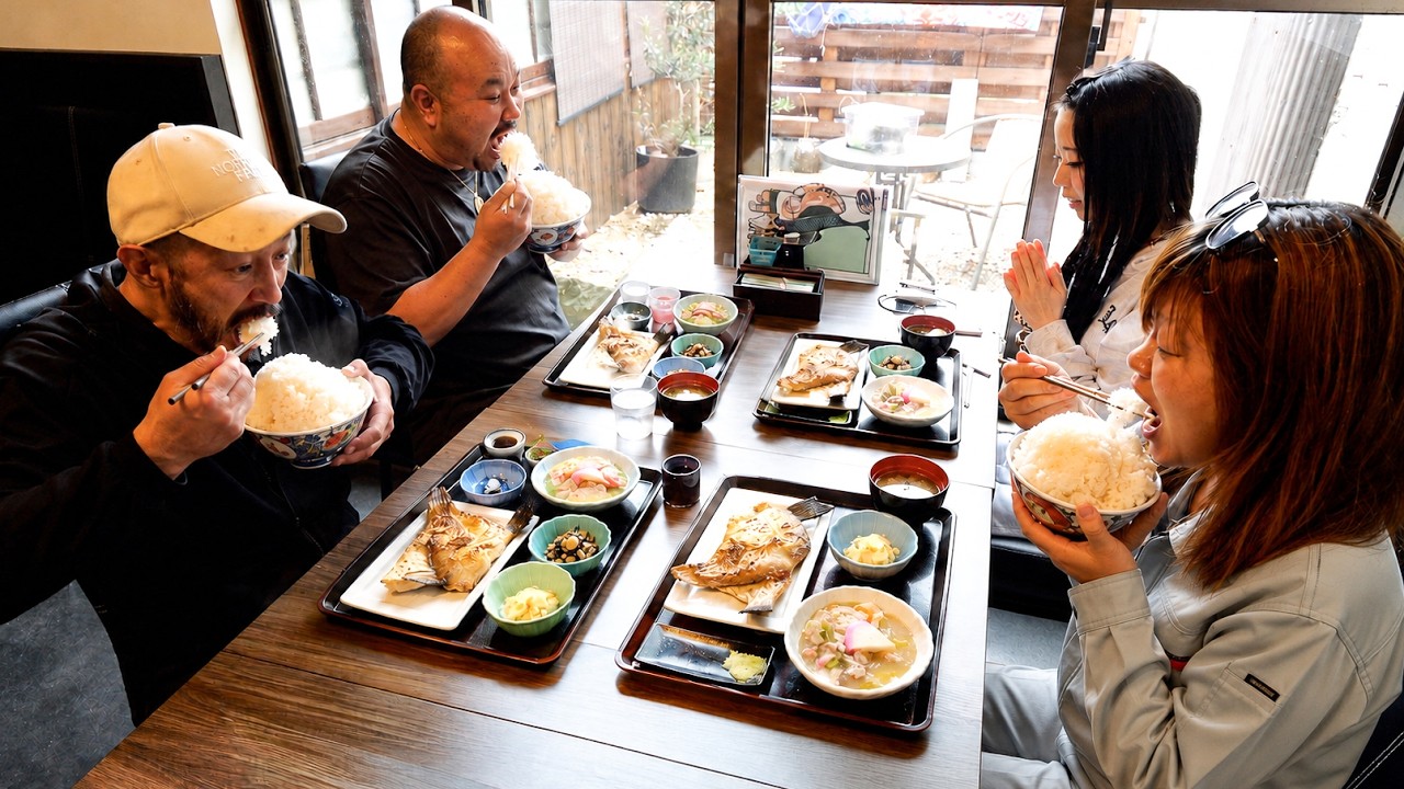 大量屋本店です。 Port Town Manga-Sized Seafood Diner! Giant Yellowtail Collar