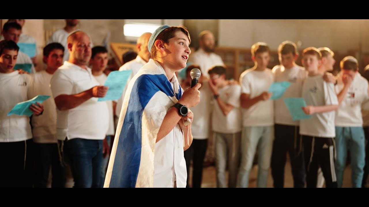 שירת ההמונים – תלמידי ישיבת לפיד שרים עם משפחות השכול, ובעיקר – מהלב | קיץ תשפ