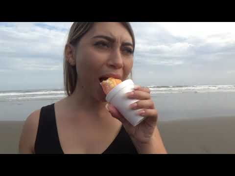 Comiendo una deliciosa minuta en la playa El Cuco