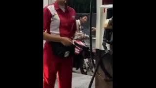 Viral Pegawai pom bensin cantik