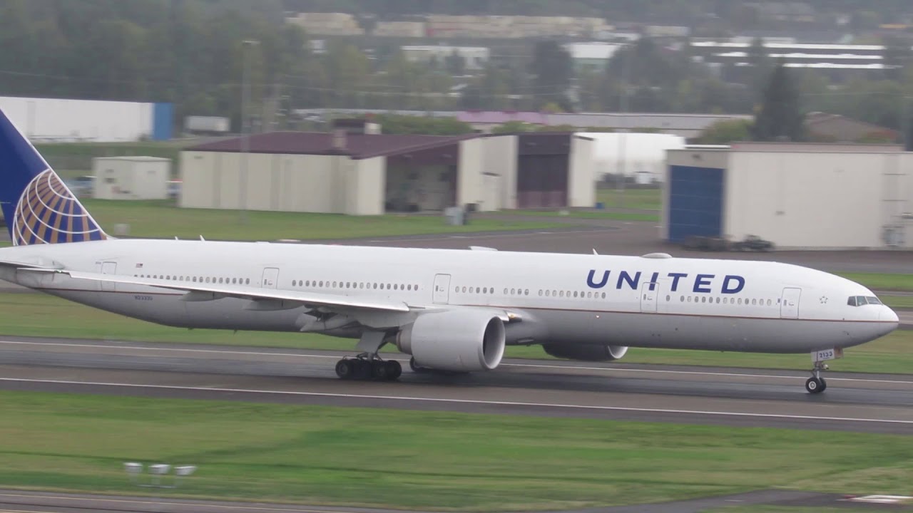 United N2333U Boeing 777-300ER Takeoff Portland Airport (PDX)