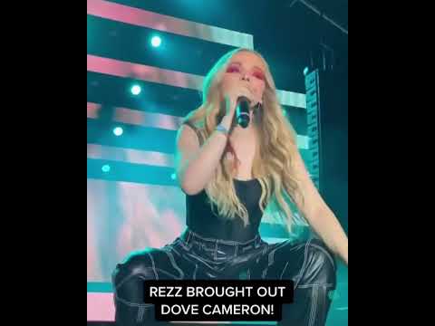 Dove Cameron singing Taste of you live on stage (1/3) - YouTube