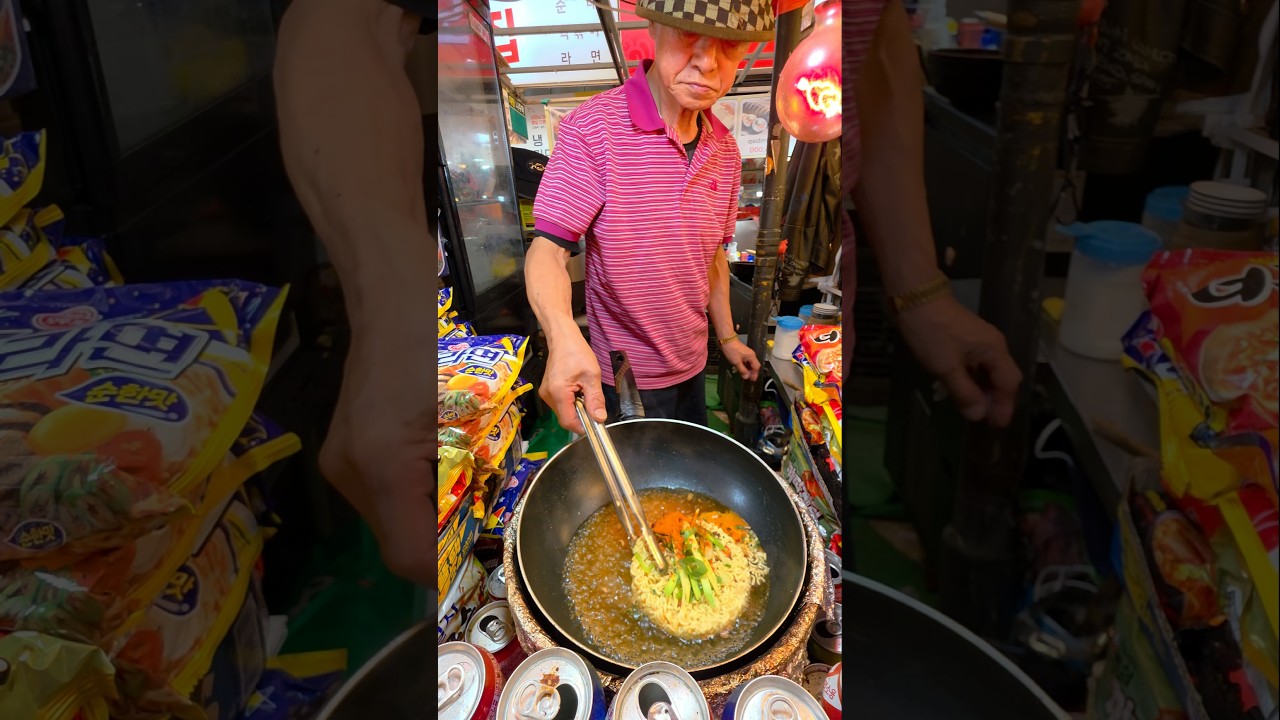 할아버지의 정성과 세월이 담긴 만두 라면 / Dumpling Ramen Full of Grandfather's Care and Years