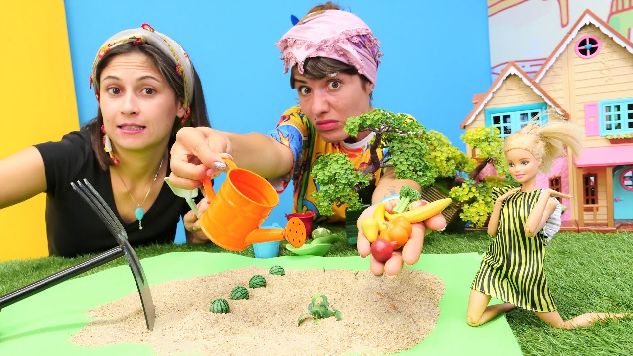 Barbie oyunları. Ayşe ve Ümit Barbie'nin çiftliğinde meyve ve sebze ekiyor. Barbie oyuncakları