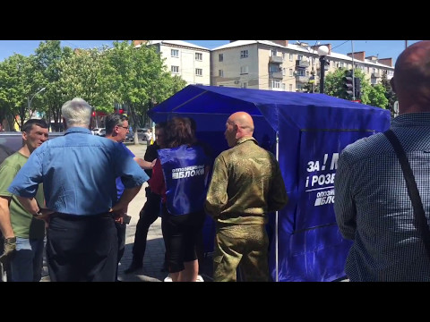 Активисты и полиция окружили палатку "Оппоблока"