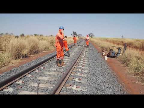 Vídeo: Ejeção de trilho na ferrovia