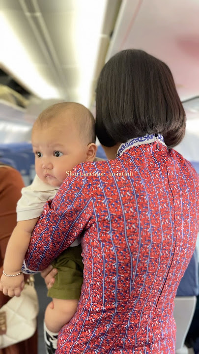 Pramugari cantik saat membantu menggendong bayi penumpang 🥰