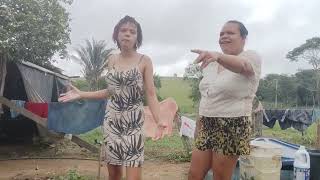 Colocando Comida Para As Galinhas