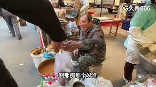 他说山东海鲜二十块钱一大盆，回来的时候坐的飞机！ #随时随地标记一下 #地方特色美食 #百姓生活 #原创视频 #东北早市