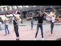 Литовские девушки танцуют в центре Риги в поддержку своей сборной