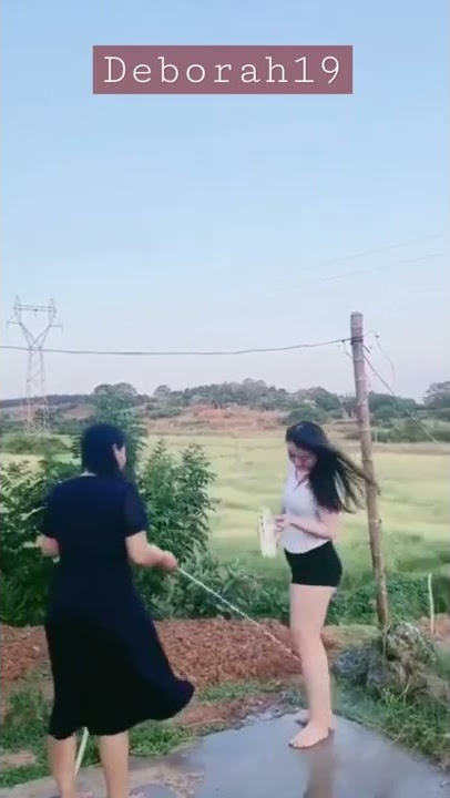 cewek mulus bersihin paha