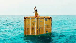 Беременная девушка застревает в контейнере посреди океана