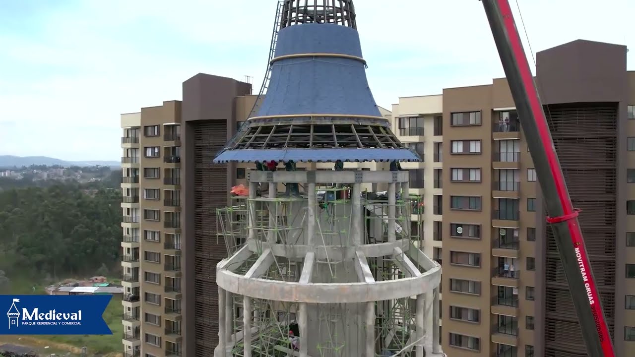 Medieval - Instalación gorro en Castillo de Oriente