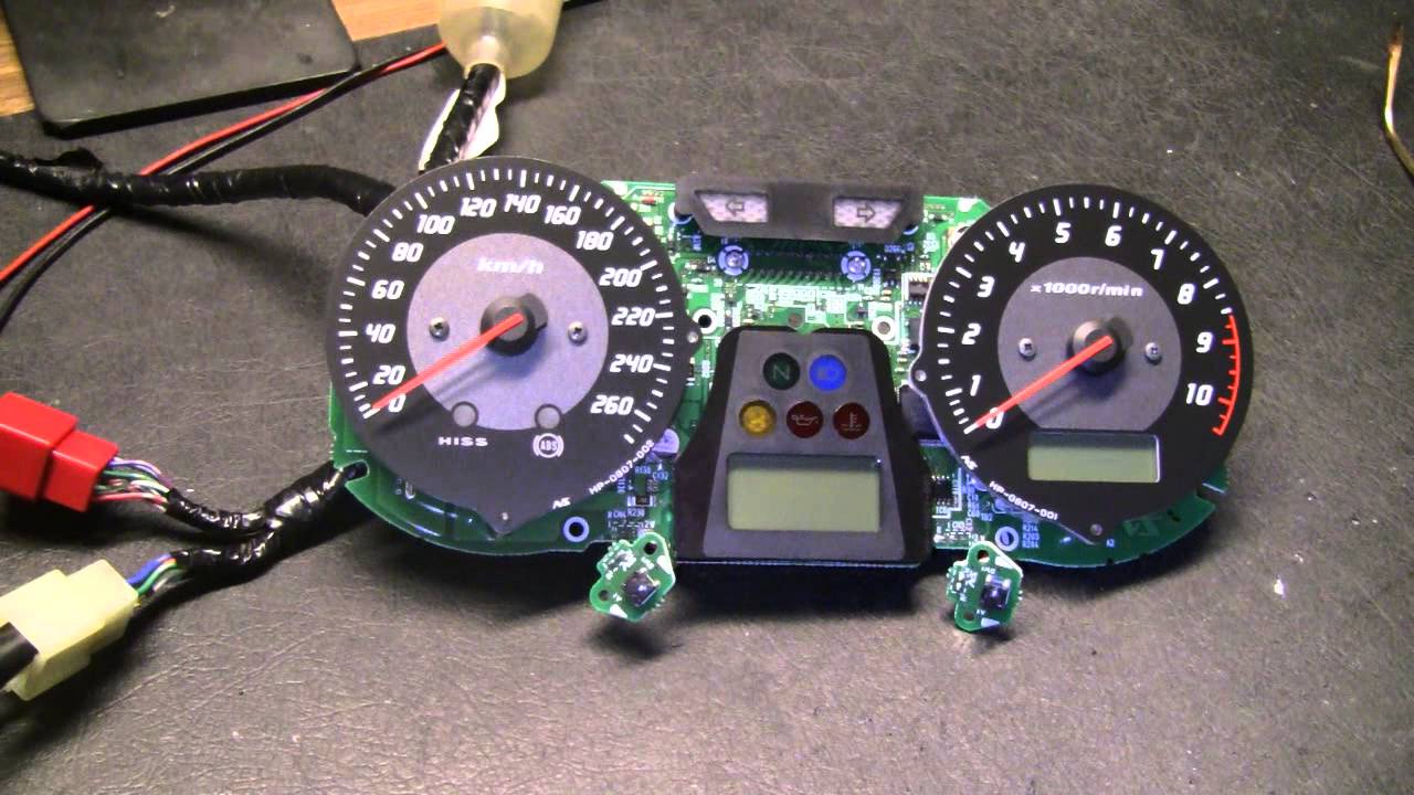 CB1300 -- Tachoumbau -- Teil 1 -- Grüne LEDs und weiße Scheiben