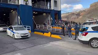 Οχήματα της αστυνομίας φτάνουν στη Σαντορίνη προς ενίσχυση των δυνάμεων στο νησί | Flash.gr