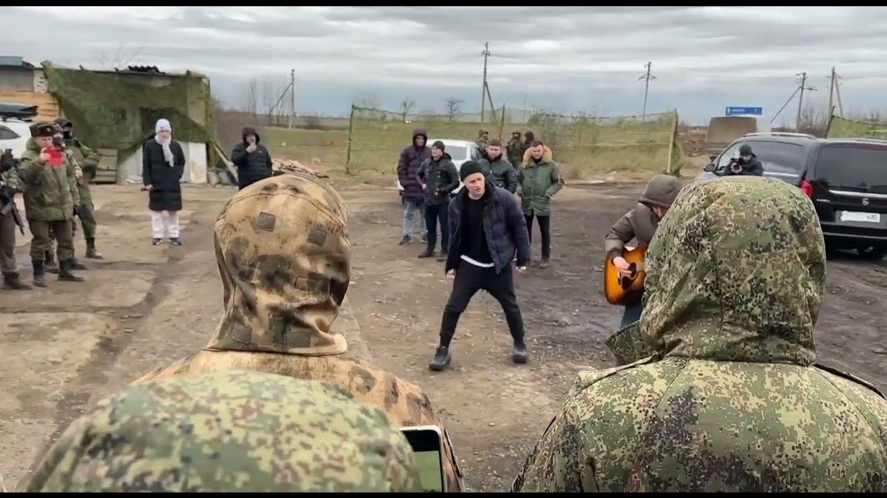 Певец шаман похороны. Певец шаман в Херсонской области. Шаман спел перед бойцами в Херсонской области.