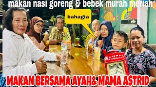Download Lagu MAKAN BERSAMA KELUARGA \u0026 AYAH MAMANE ASTRID SEBELUM BALIK NASI GORENG BEBEK GORENG MURAH MURIAH!! MP3 Download Lagu MAKAN BERSAMA KELUARGA \u0026 AYAH MAMANE ASTRID SEBELUM BALIK NASI GORENG BEBEK GORENG MURAH MURIAH!! MP3