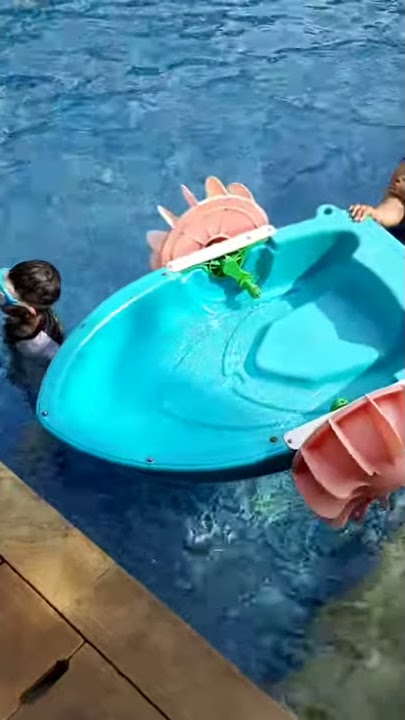 Berenang pagi jachin dan rachquel dihotel discovery ancol