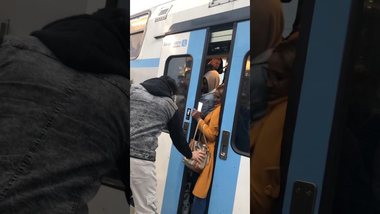 (RER D) train bondé, fermeture des portes difficiles. 