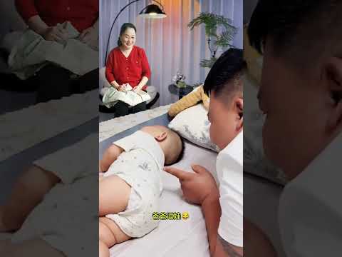 Baby playing with dad is so funny!!😂 寝てる赤ちゃんをからかうおちゃめなパパ、可愛くて笑える!🤣💞