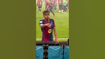 لامين يامال يطلب شعار برشلونة من مشجع عربي كأس السوبر Lamine Yamal Ask For Barcelona Flag Super Cup 