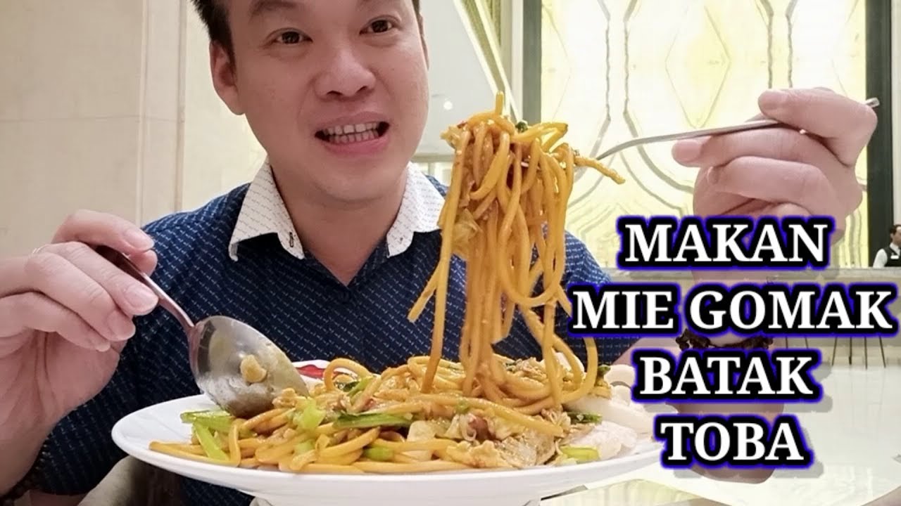 Makan Mie Gomak Khas Batak Toba 