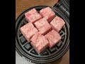 サイコロステーキ(成型肉)をワッフルメーカーに入れました!!!!