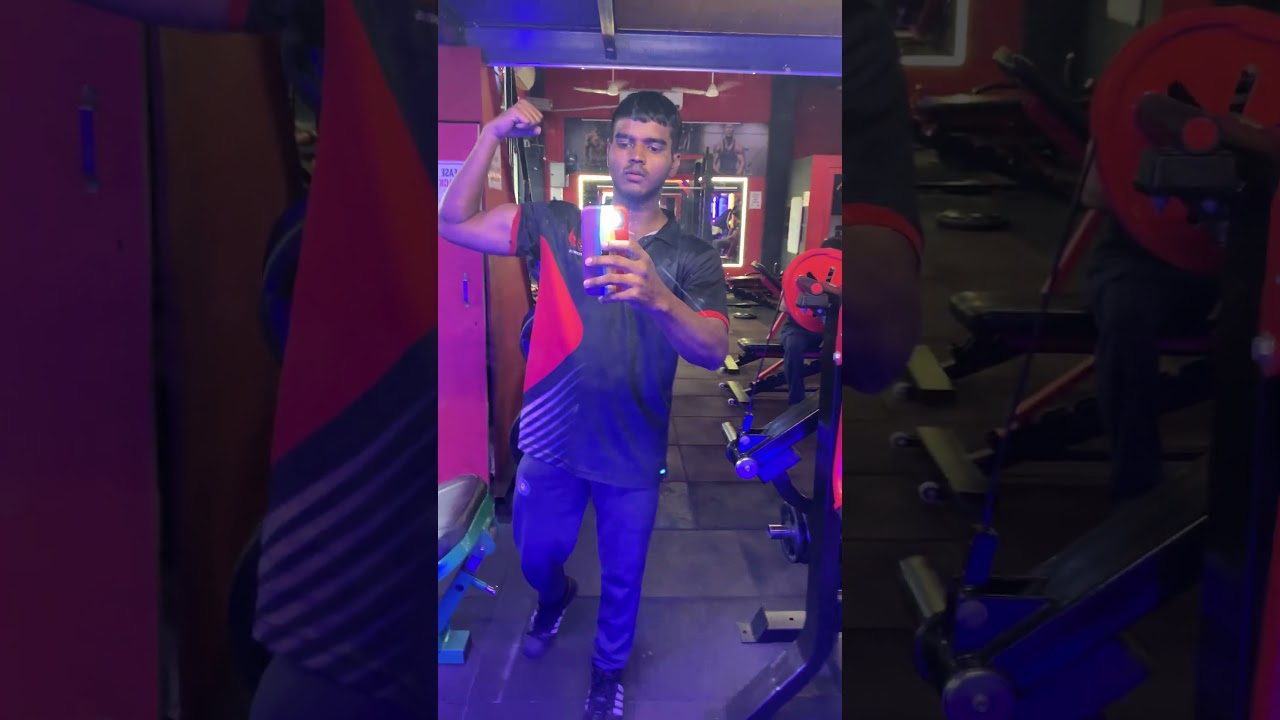 posing on mirror to vibe 