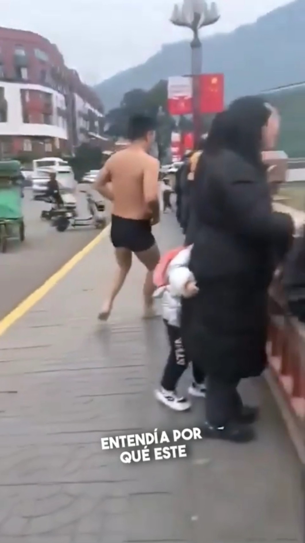 1️⃣ Se quitó la ropa en plena calle… ¡pero la razón te sorprenderá! ??