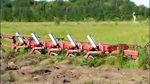 IH 1466 Diesel Tractor Plowing