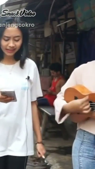 pengamen cantik ini wanita yang gak pernah minta uang ke orang tua cari uang sendiri kerja keras