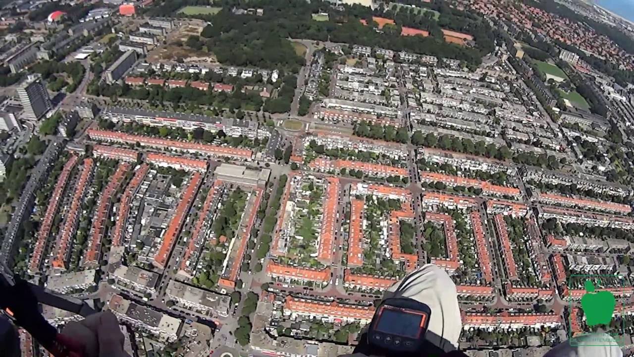 Paramotor boven de Vruchtenbuurt in Den Haag