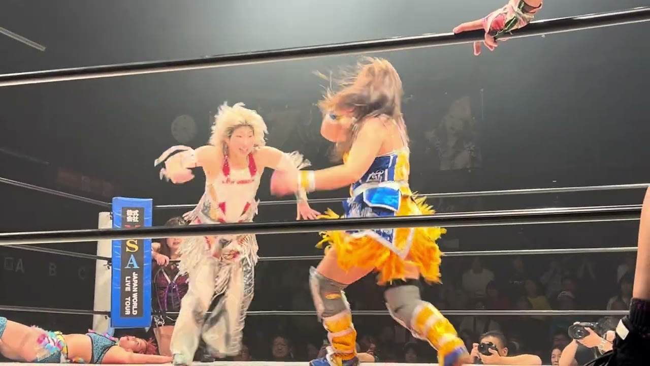 打ち合って　Sareeeも桃野も　タッチする